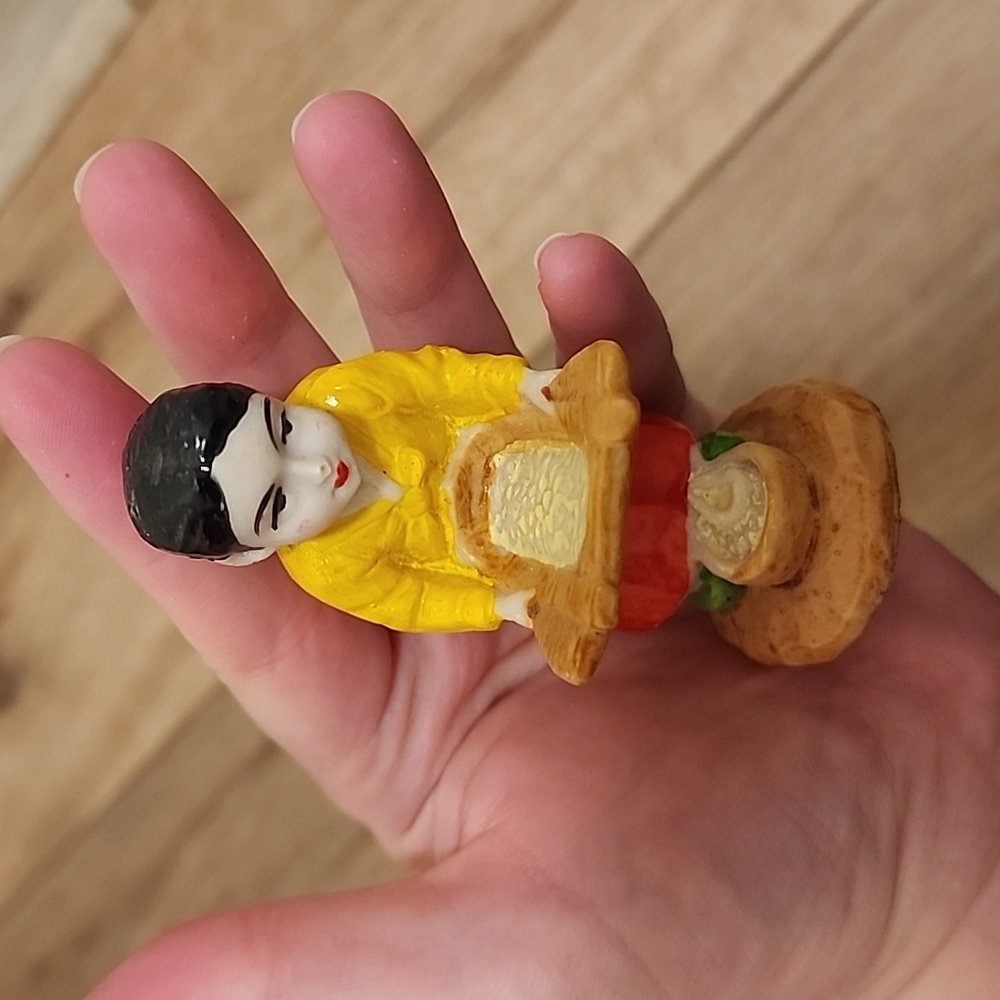 Asian Figure 2/6 - Picture 2 of 9
